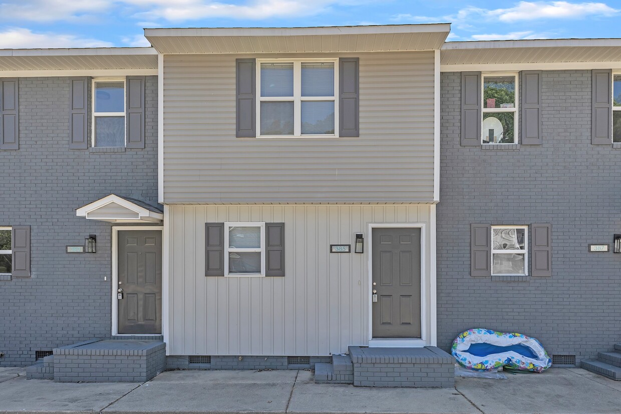Foto principal - 385 E Williams St