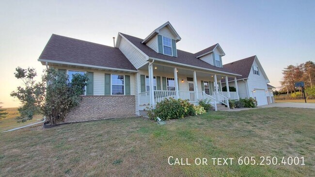 Building Photo - Massive 4 Bedroom 3.5 Bathroom on the East...