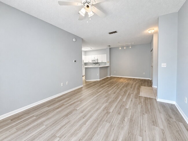 Building Photo - 615-304 Fairway Dr.