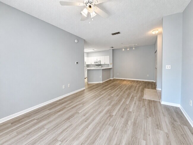 Foto del edificio - 615-304 Fairway Dr.