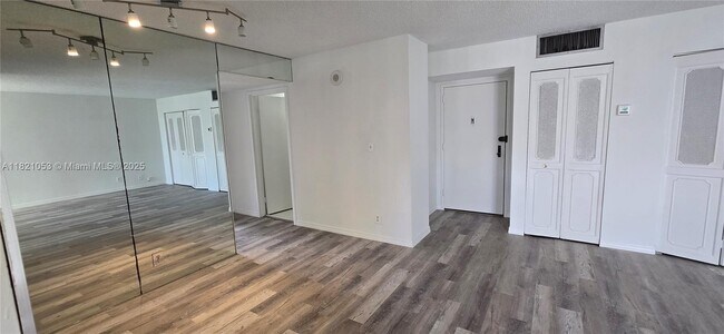 Building Photo - 17011 N Bay Rd