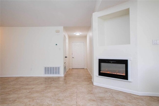 Building Photo - 9563 Goldfinch Cir