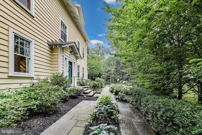 Foto del edificio - 5809 Grosvenor Ln