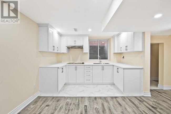 Building Photo - 307 Hinton Ter