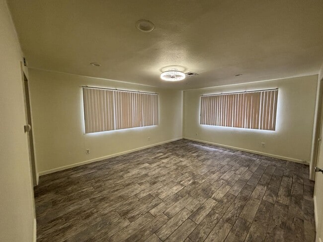 Foto del edificio - 7421 N Maple Ave