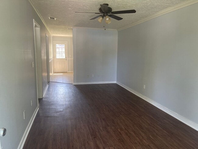 Building Photo - 2/1 Townhome close to shopping