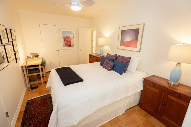 Foto del edificio - 3001 Veazey Terrace NW