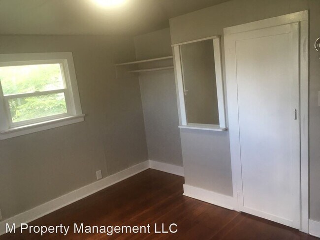 Building Photo - 2 br, 1 bath House - 204 West Locust Street