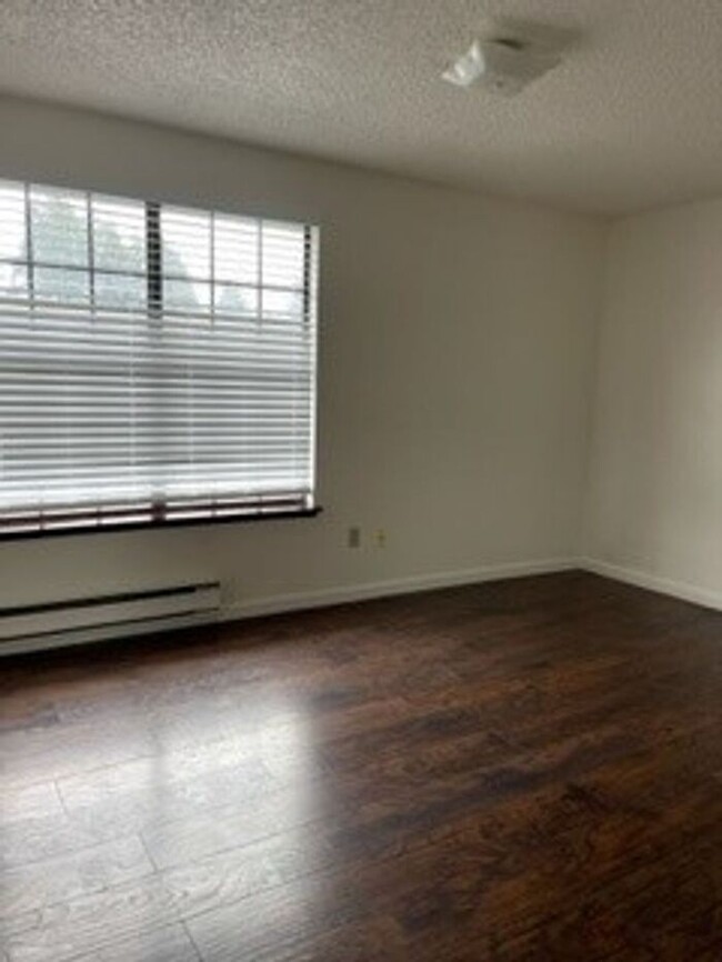 Building Photo - 3 Bedroom 1 1/2 Bath Townhouse in Tacoma!