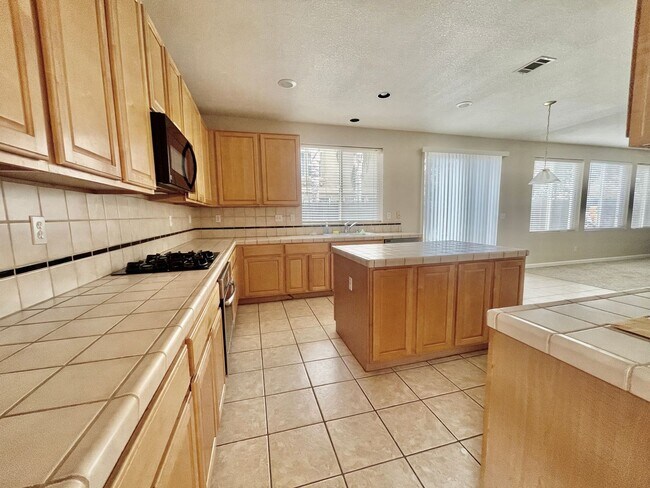 Foto del edificio - 5 Bed, 4 bath home ready to go ! OCCUPIED ...