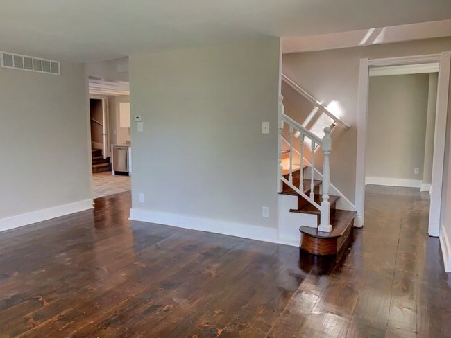 Building Photo - Large 4-bed 2-bath house on a large lot!