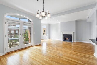 Building Photo - 233 Monroe St