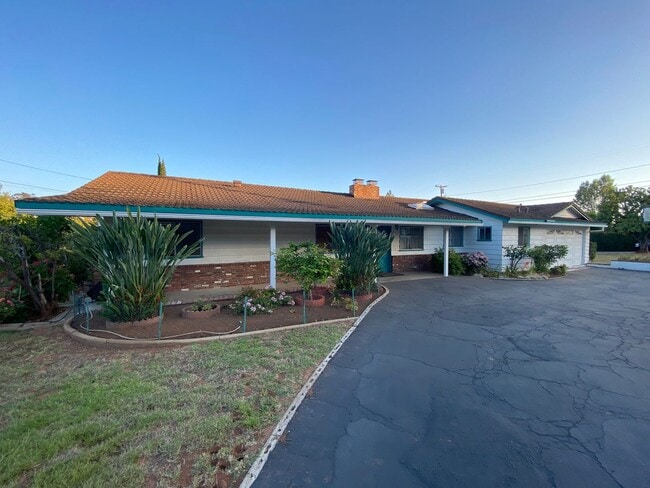 Building Photo - Spacious and Renovated Ranch-Style Home in...