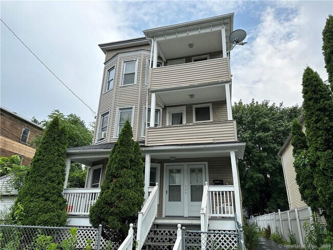 Foto del edificio - 227 Orland St
