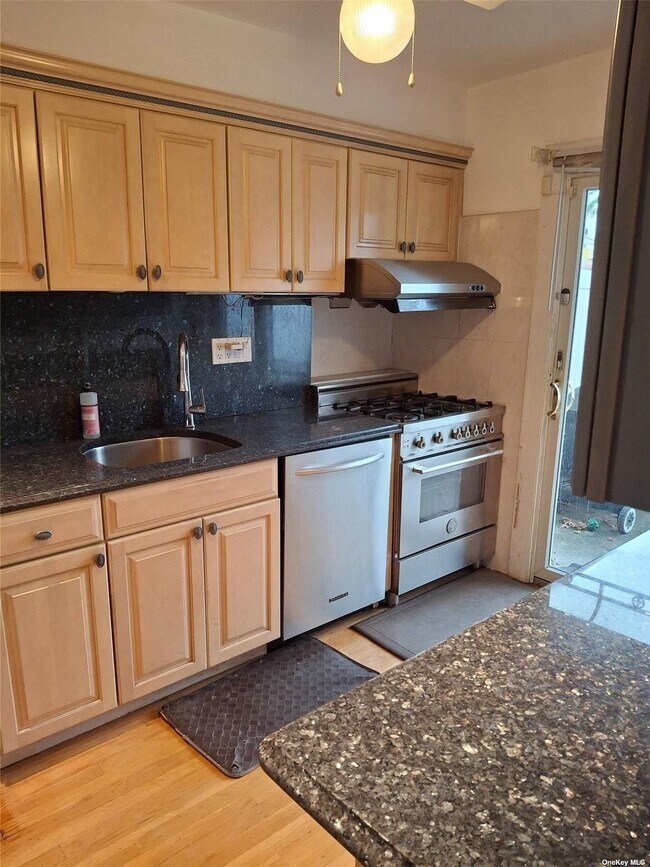 Building Photo - 69-22 198th St