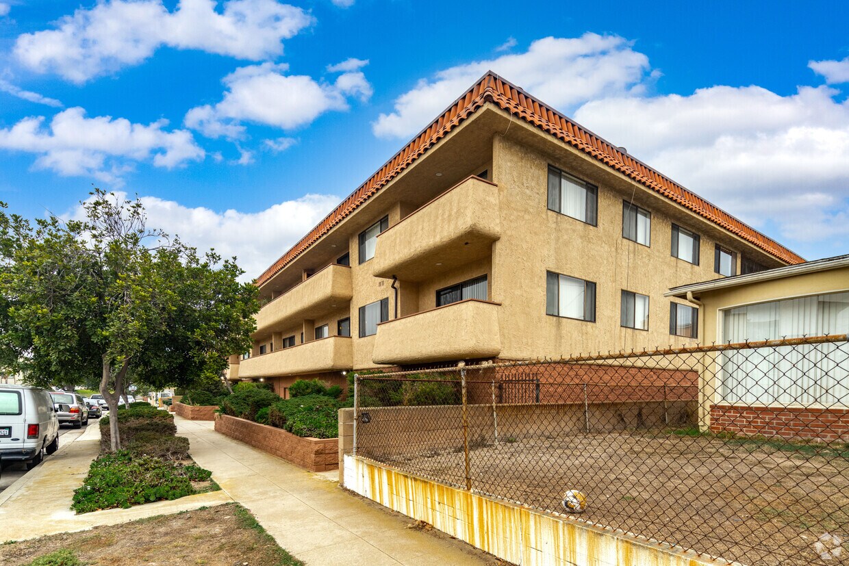 Exterior - 951 W 26th St