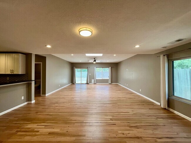 Foto del edificio - Large 3 Bedroom 2.5 Bathroom Home In The NE!