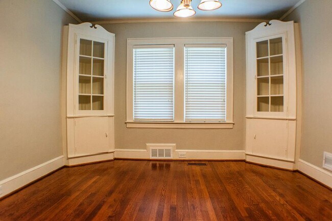 Building Photo - 1245 S Hawthorne Rd