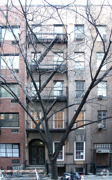 Foto del edificio - 329 E 52nd St