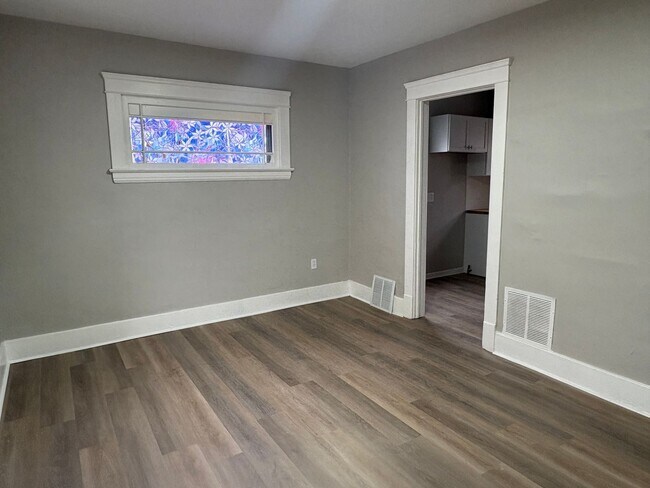 Building Photo - 1046 W 21st St