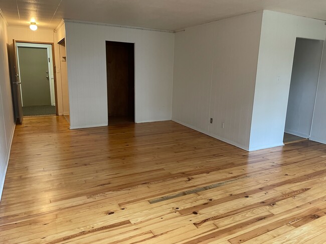 Living area facing entrance - 5424 Fifth Avenue