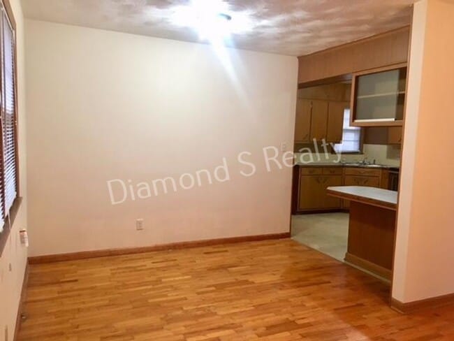 Building Photo - LOCATION! LOCATION! LOCATION!  South Springfield Duplex Available!