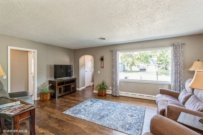 Building Photo - Rent: $1700 2 beds, 2 baths