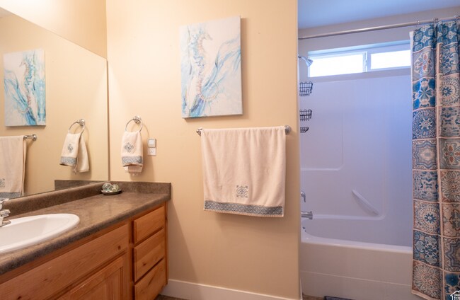 BAÑO - 14088 S Maria Way