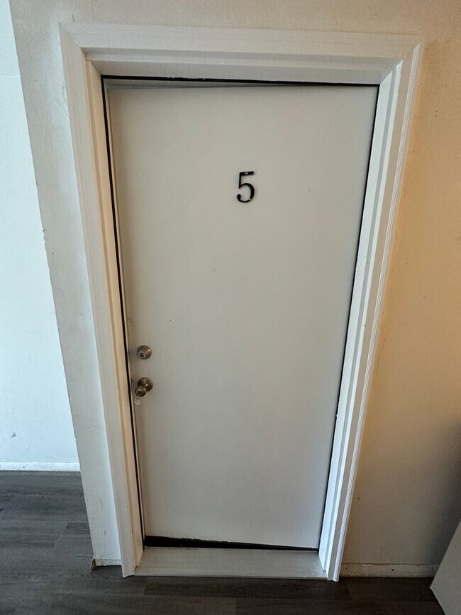 Foto del edificio - Move in ready 1 bedroom/1 bath in Edgewate...