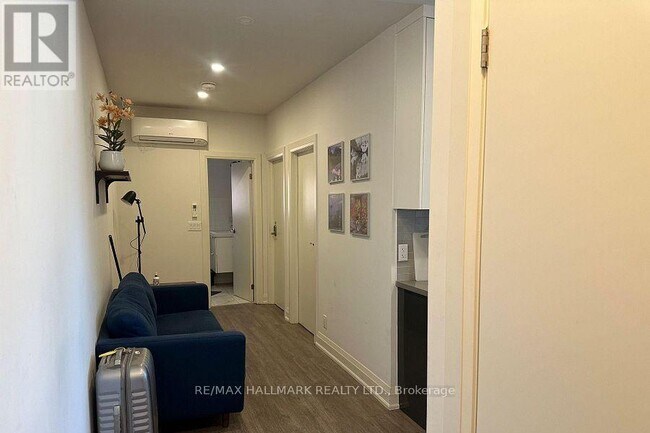 Photo du bâtiment - 595 St Clair Ave W