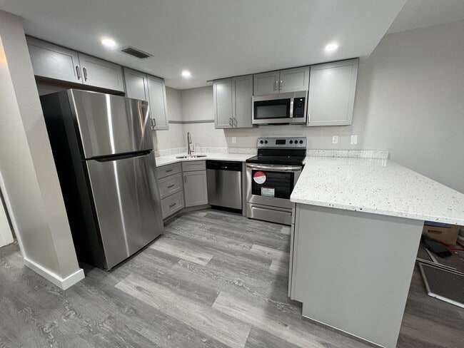 Building Photo - Annual** 55+ Years Old Required ** Recently Renovated ** 1 Bedroom / 1 Bath - Cambridge House - $...