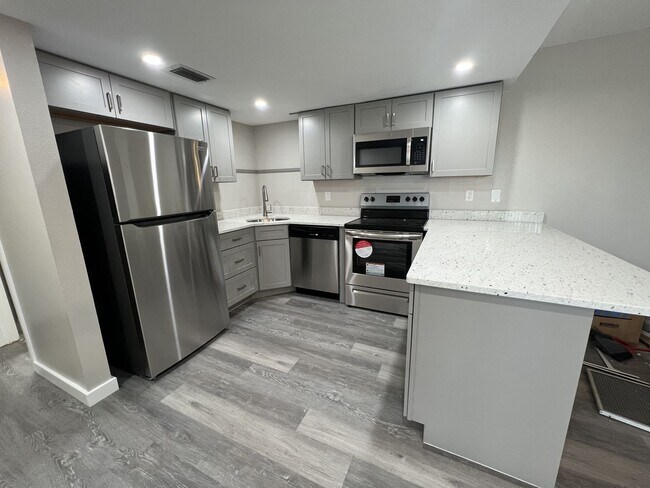 Foto del edificio - Annual** 55+ Years Old Required ** Recently Renovated ** 1 Bedroom / 1 Bath - Cambridge House - $...