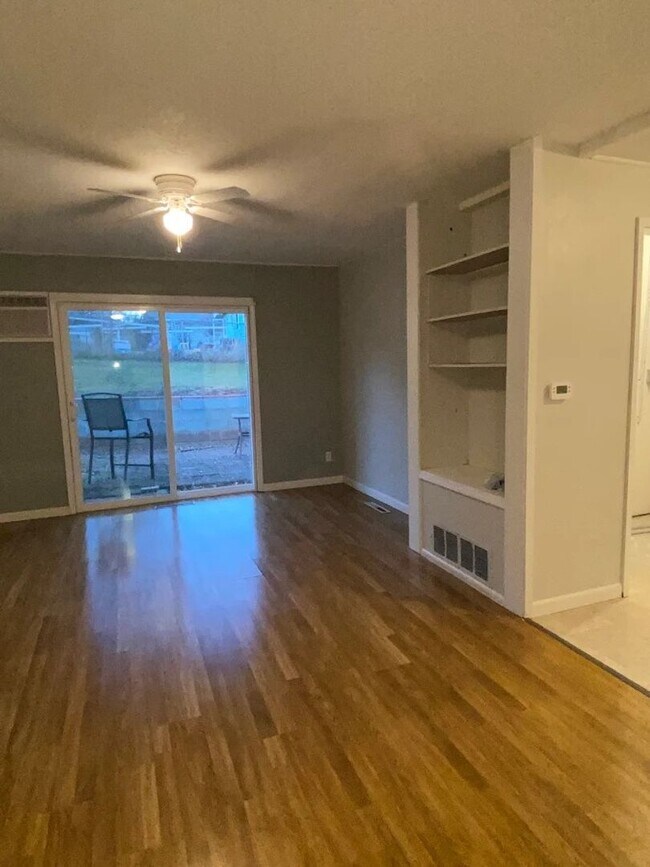 Foto del edificio - ~ FALL FEELS (And DEALS!) ~ 2 Bedroom, 1 bathroom West Side Apartment For Rent