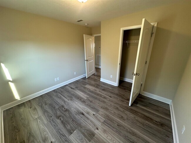 Foto del edificio - 427 Lansing Ln