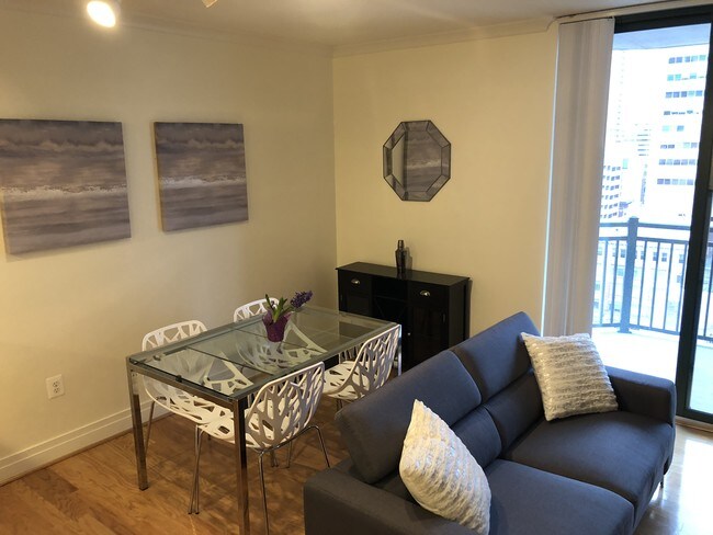 Living room / Dining Table View - 414 Water St