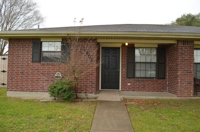 Foto del edificio - AUGUST PRE-LEASE Spacious & Affordable 3 Bedroom 2 Bathroom Duplex ON BUS ROUTE