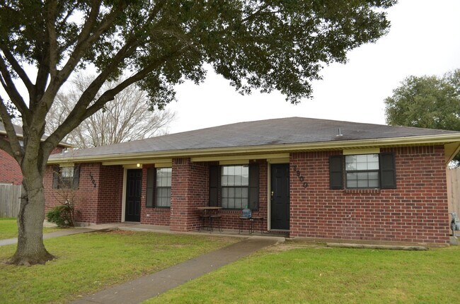 Building Photo - AUGUST PRE-LEASE Spacious & Affordable 3 Bedroom 2 Bathroom Duplex ON BUS ROUTE