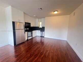 Building Photo - 2880 Pine Tree Dr