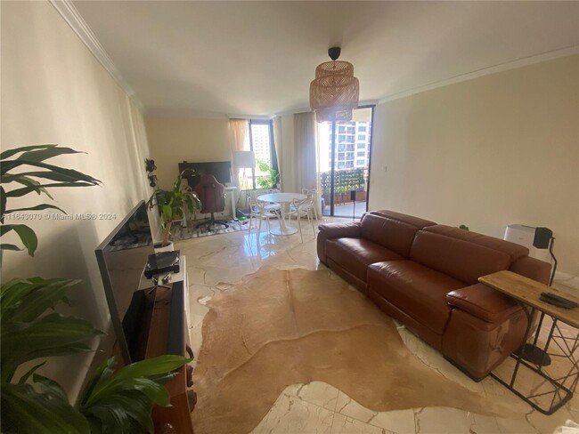 Building Photo - 520 Brickell Key Dr