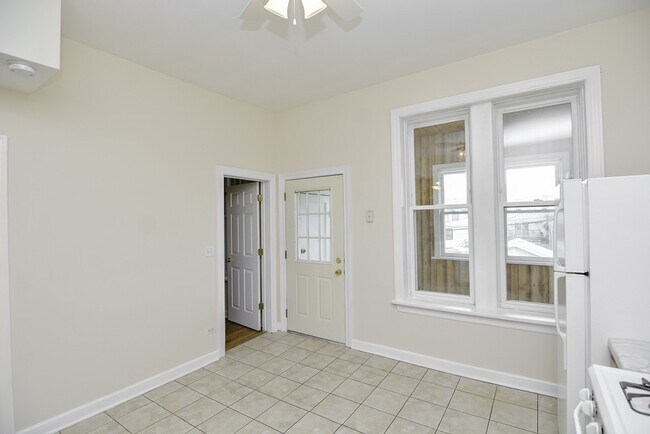 Foto del edificio - 2145 W Chicago Ave