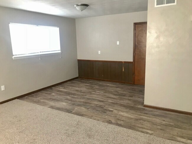 Dining - 3412 N Ten Mile Dr