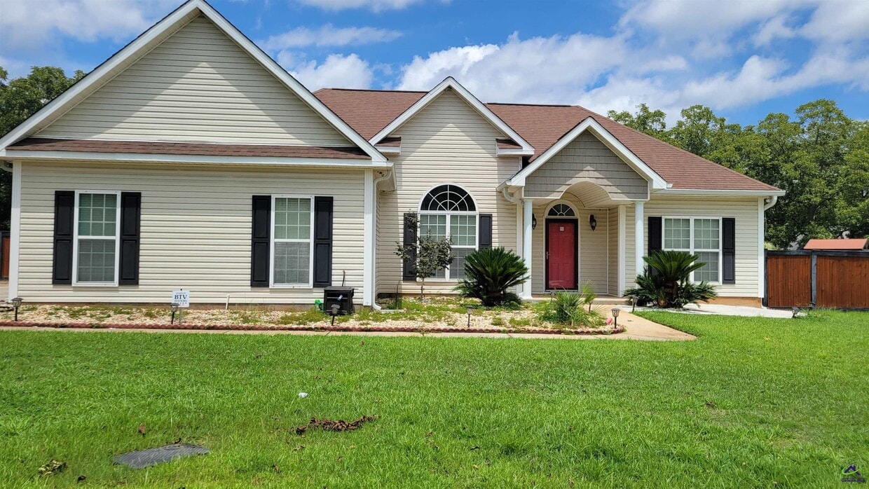 Primary Photo - 203 Duke Ln