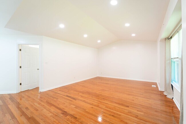 Building Photo - 3 bed 2 bath Chancellor Hills Home