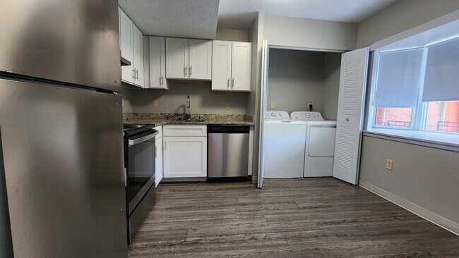 Building Photo - 10 Westwind Rd