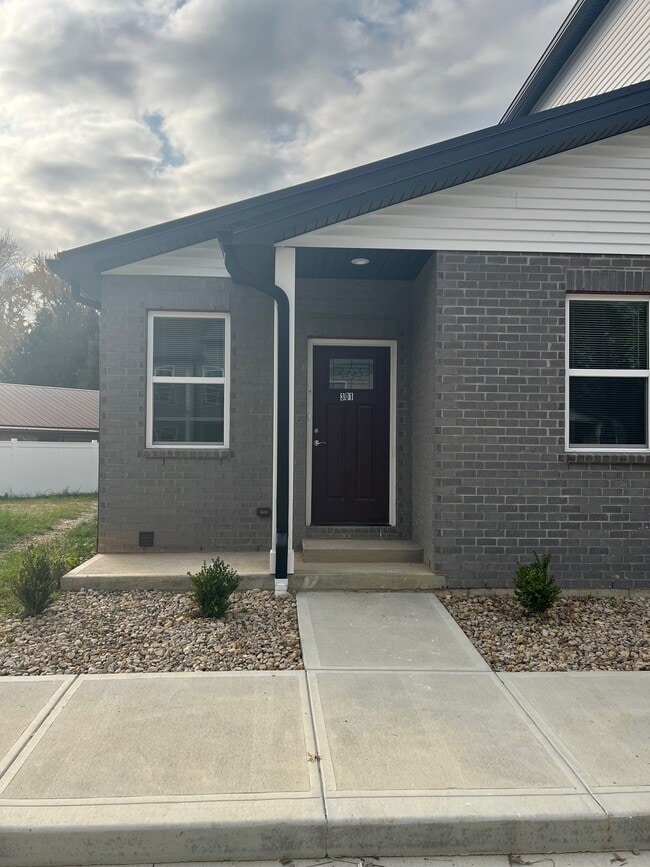 Building Photo - 601 Courtyard Ln