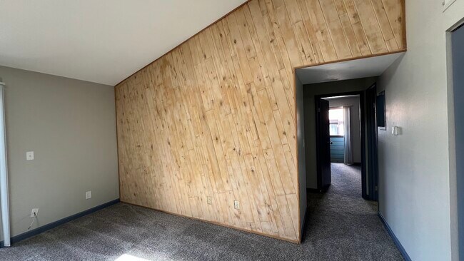 Pared de madera natural recién lijada. - 12063 E Harvard Ave
