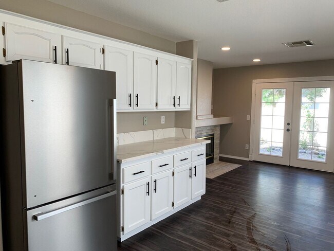 Foto del edificio - SHOWS LIKE A MODEL- IMMEDIATE MOVE-IN!!!