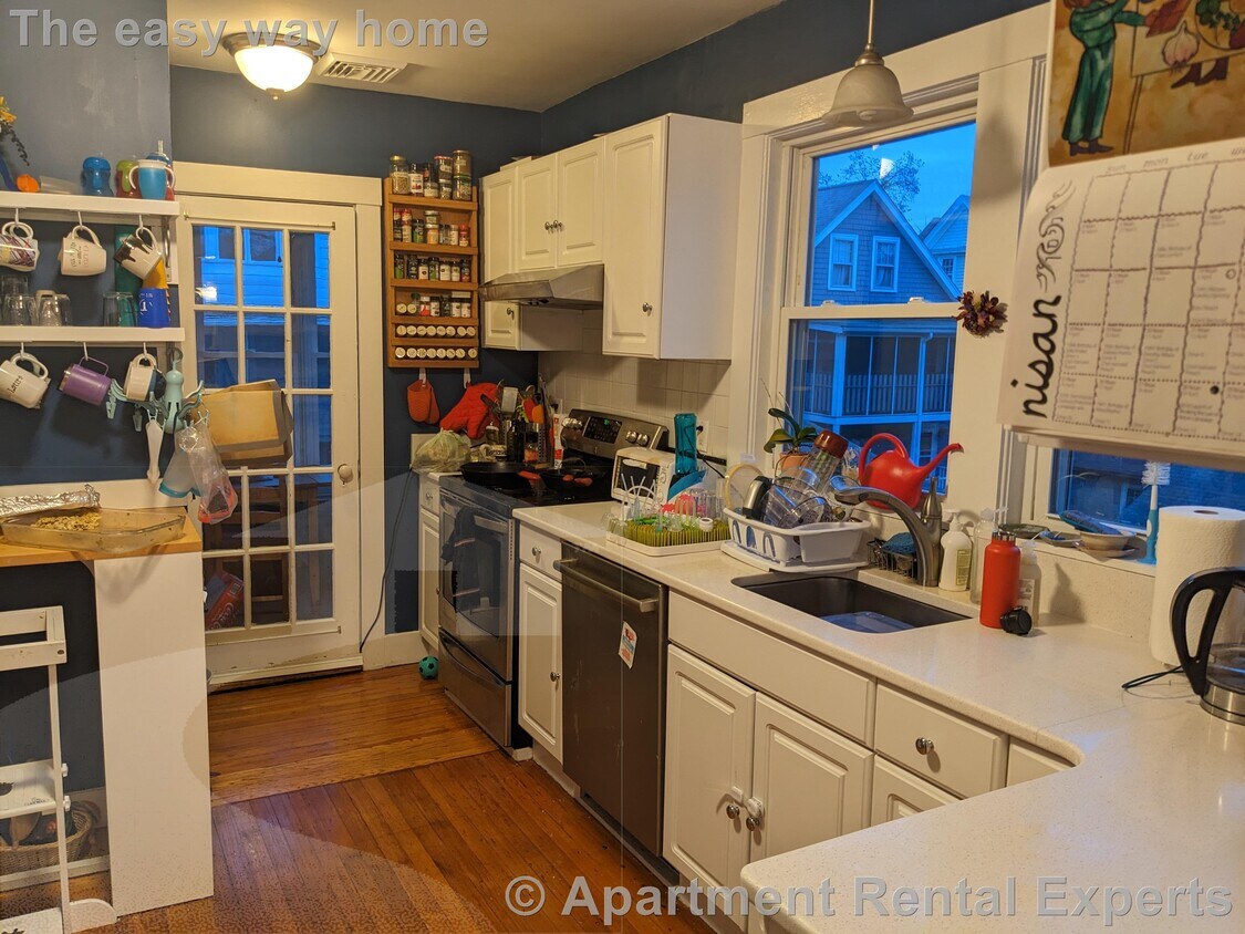 Foto principal - Huge 2+ BR with two BONUS rooms! Deleaded,...
