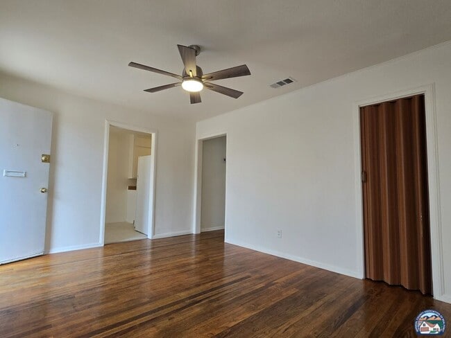 Foto del edificio - 1018 W Commercial Ave