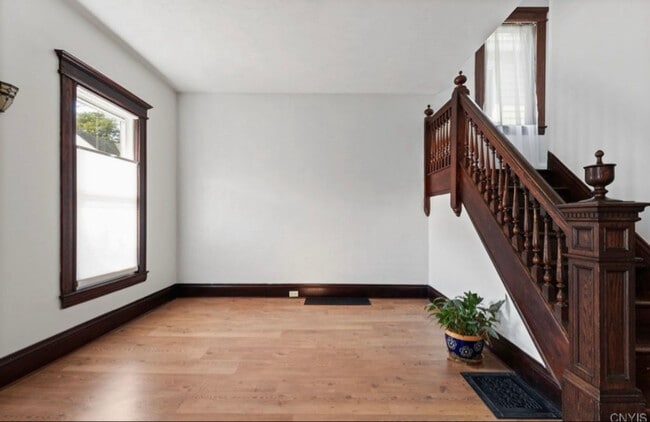 Foto del edificio - 136 Bryant Ave